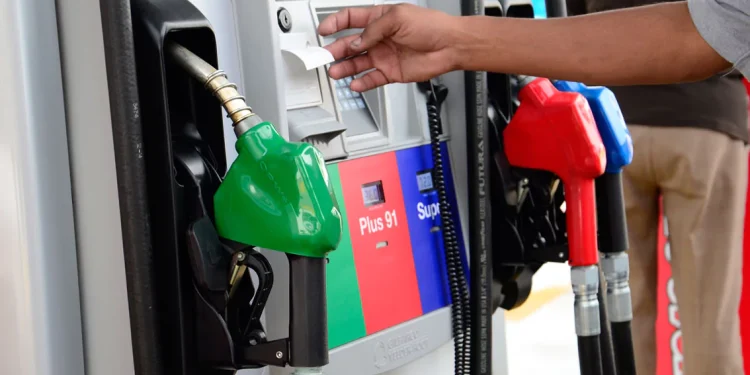 Bajan cuatro combustibles y seis mantienen sus precios sin variación