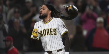 ¡Tatis Jr. la desaparece! Jonrón de 430 pies por el jardín deja tendido a los Angelinos
