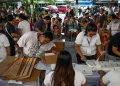Filipinas vota en comicios a mitad de mandato marcados por disputa entre Marcos y Duterte