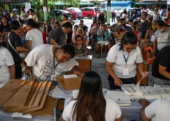 Filipinas vota en comicios a mitad de mandato marcados por disputa entre Marcos y Duterte
