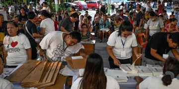 Filipinas vota en comicios a mitad de mandato marcados por disputa entre Marcos y Duterte