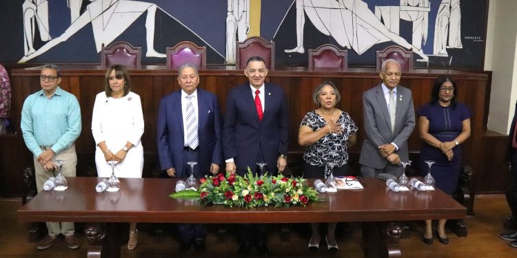 “Cómo cuidar a pacientes críticos”, una guía de manejo y cuidado de la autoría de la exdirectora de la Escuela de Enfermería de la UASD, María Virtudes Méndez Santana de Cedeño