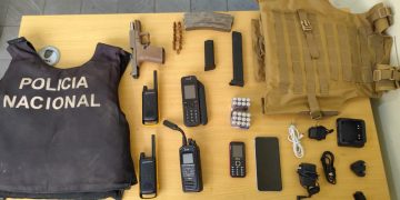 PN y MP ocupan arma de fuego, chalecos antibalas y otros pertrechos militares mediante allanamientos en Barahona