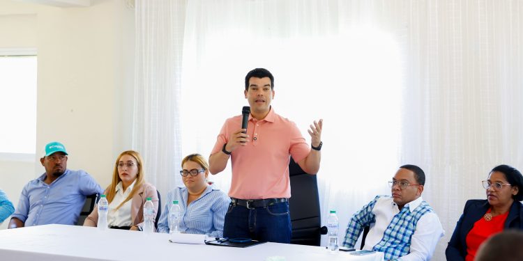 Wellington Arnaud lleva soluciones al sector Los Taínos, Guayabal, provincia Azua