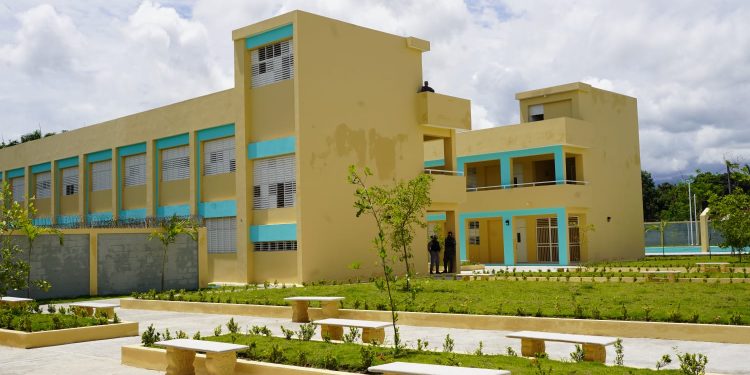 Presidente Abinader inaugura centro educativo que transforma y dignifica la vida de más de 900 estudiantes en Bonao