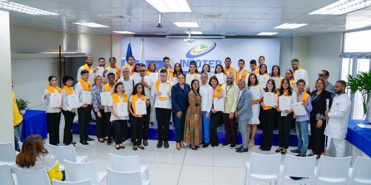 INFOTEP certifica a 36 adolescentes con discapacidad auditiva en diseño de artículos promocionales