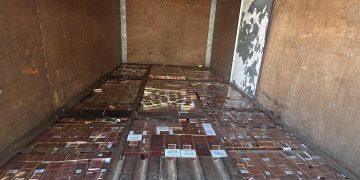 Confiscan contrabando de 154 mil cigarrillos escondidos debajo del falso piso de un camión en Santiago Rodríguez