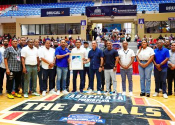 Ministro Kelvin Cruz entrega un millón de pesos al baloncesto de Puerto Plata