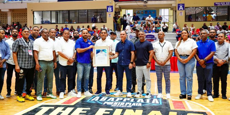 Ministro Kelvin Cruz entrega un millón de pesos al baloncesto de Puerto Plata