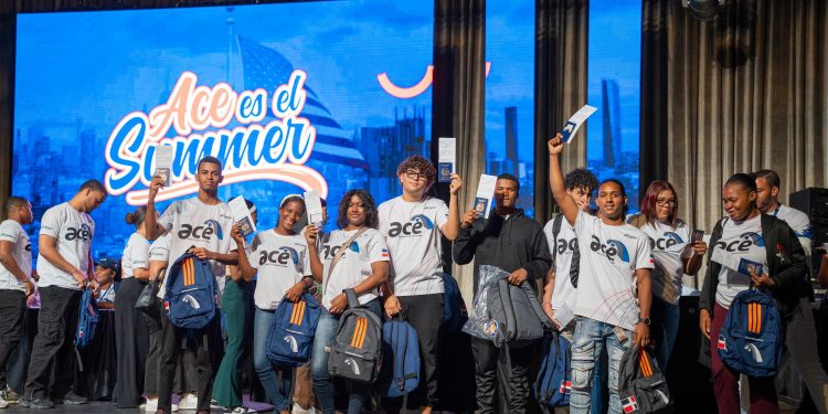 Miles de jóvenes dominicanos reciben pasaportes visados para programa Summer Work and Travel