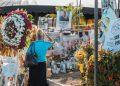 Alcaldía del DN coloca nuevas flores en altar Jet Set a propósito de conmemorarse primer mes de la tragedia