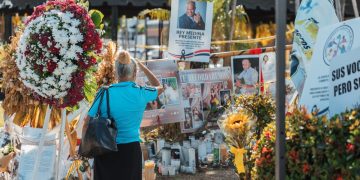 Alcaldía del DN coloca nuevas flores en altar Jet Set a propósito de conmemorarse primer mes de la tragedia