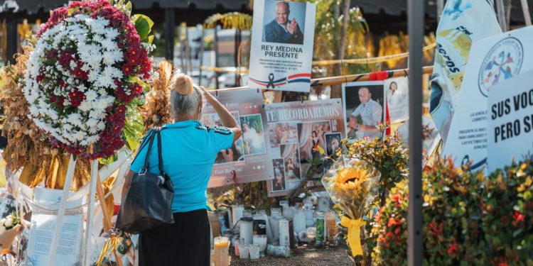 Alcaldía del DN coloca nuevas flores en altar Jet Set a propósito de conmemorarse primer mes de la tragedia