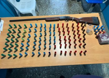 Policía ocupa escopeta ilegal y municiones durante allanamiento en Bayaguana