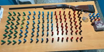 Policía ocupa escopeta ilegal y municiones durante allanamiento en Bayaguana