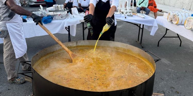 FEDA y chef Solangel Velázquez realizan Asopao de Mariscos con Coco para mil personas, en Samaná
