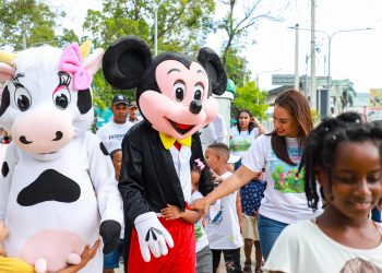 Alcaldesa por SDN Betty Gerónimo, lleva a cabo "Alcaldía en Familia” en el parque Galindo en Villa Mella