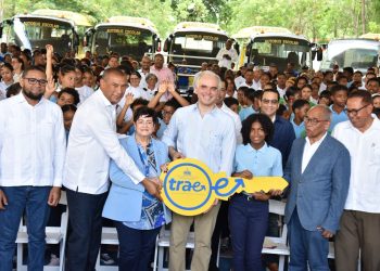 Ministro Luis Miguel De Camps encabeza entrega autobuses escolares en El Seibo