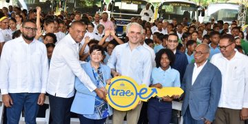 Ministro Luis Miguel De Camps encabeza entrega autobuses escolares en El Seibo