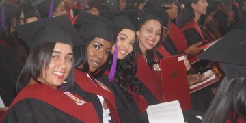 UNEV celebra su septuagésima graduación destacando el rol de la familia como cimiento de la educación