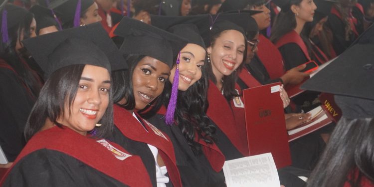 UNEV celebra su septuagésima graduación destacando el rol de la familia como cimiento de la educación