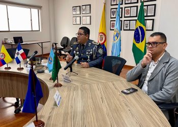 Coronel de la policía realiza conferencia internacional