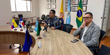 Coronel de la policía realiza conferencia internacional