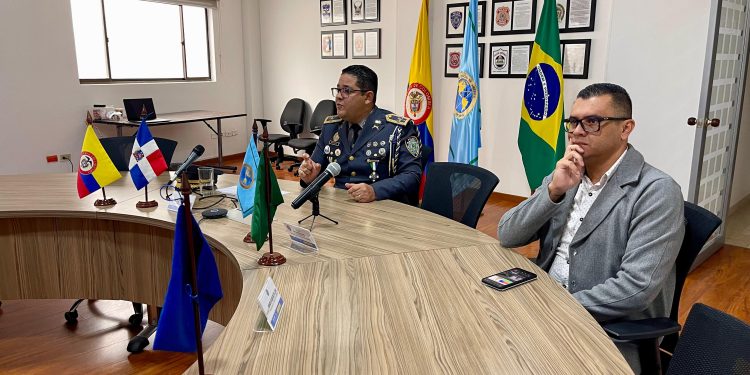Coronel de la policía realiza conferencia internacional
