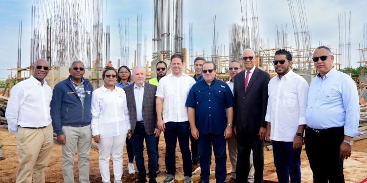 Ministros Carlos Bonilla y José Ignacio Paliza realizan recorrido de supervisión por construcción de la UASD en Santo Domingo Este