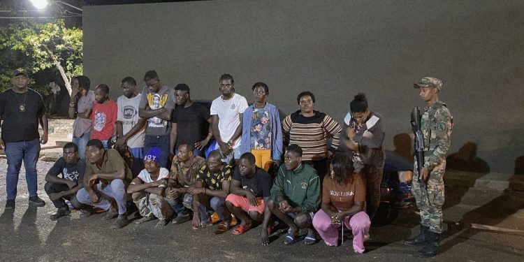 En Mao detienen automóvil con 19 haitianos en condición migratoria irregular