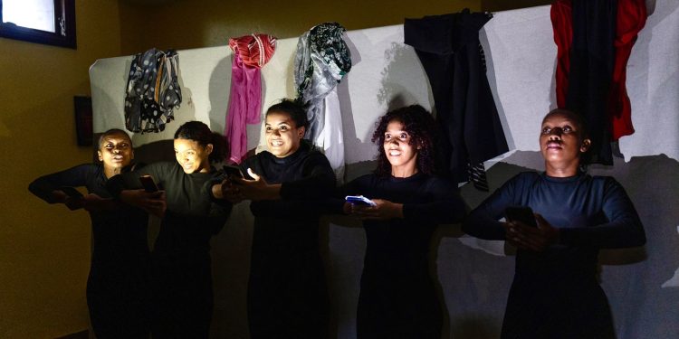 Bellas Artes abre las puertas al ingenio de Metamorpho Teatro e Imperium con un público joven entusiasta