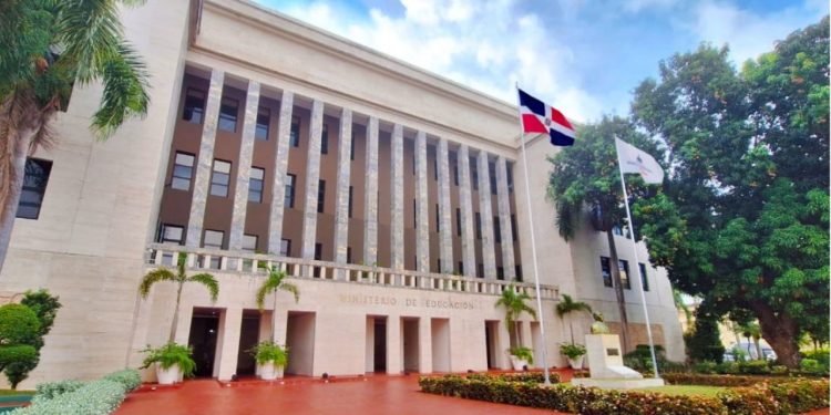 Ministro De Camps declara prioritaria la Evaluación de Desempeño Docente e inicia proceso para ejecutarla este año