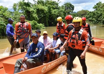 Defensa Civil acude en ayuda de afectados por inundaciones en Bajo Yuna