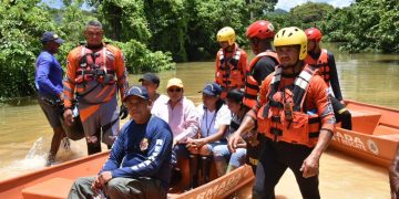 Defensa Civil acude en ayuda de afectados por inundaciones en Bajo Yuna