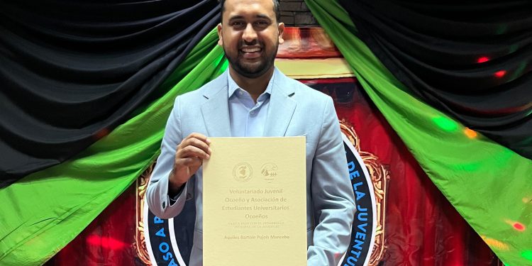 Reconocen como "joven orgullo ocoeño" al periodista Andy Pujols