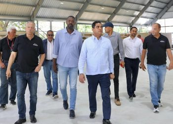 Kelvin Cruz supervisa trabajos del Centro Deportivo y Cultural Ozama