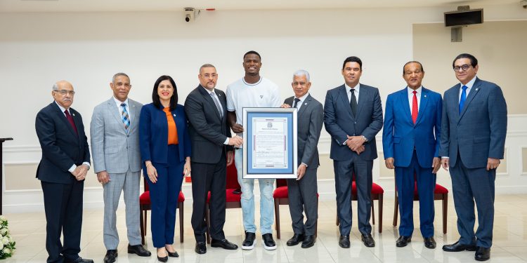 Senado reconoce al boxeador Cristian Pinales, medallista de bronce Juegos Olímpicos de París 2024