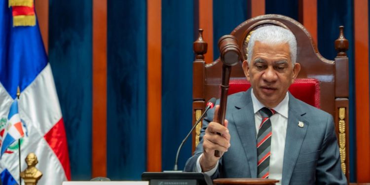 Senado aprueba de urgencia proyecto que dispone fusión de Ministerio de Hacienda y de Economía  