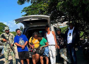 Apresan 3 hombres ocultaban haitianas entre maniquíes en Montecristi