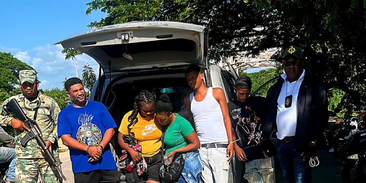 Apresan 3 hombres ocultaban haitianas entre maniquíes en Montecristi