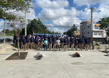 Escuela de Graduados de Doctrinas del Ministerio de Defensa realiza jornada de limpieza en la Playa Gringo, Haina San Cristóbal