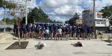 Escuela de Graduados de Doctrinas del Ministerio de Defensa realiza jornada de limpieza en la Playa Gringo, Haina San Cristóbal