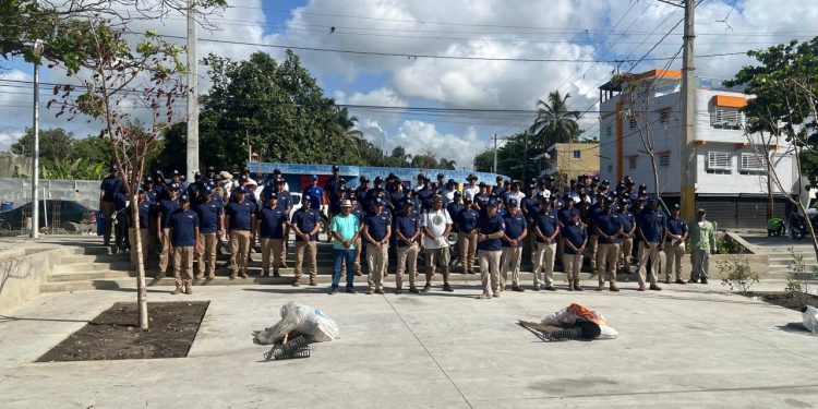 Escuela de Graduados de Doctrinas del Ministerio de Defensa realiza jornada de limpieza en la Playa Gringo, Haina San Cristóbal