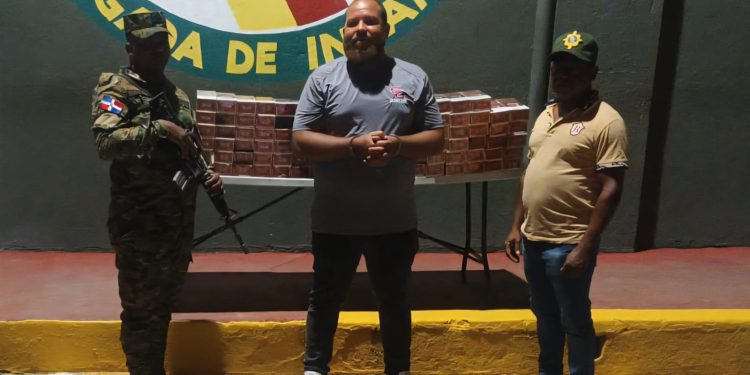 Arrestan hombre con cigarrillos debajo de automóvil en Guanito