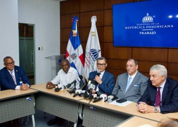 Gobierno anuncia aumento salarial de un 30% y un 25% al sector turístico nacional