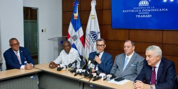 Gobierno anuncia aumento salarial de un 30% y un 25% al sector turístico nacional