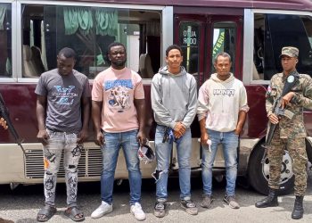 Chofer y cobrador de autobús fueron apresados con pasajeros haitianos en condición migratoria irregular en San Juan