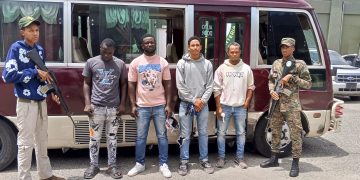 Chofer y cobrador de autobús fueron apresados con pasajeros haitianos en condición migratoria irregular en San Juan