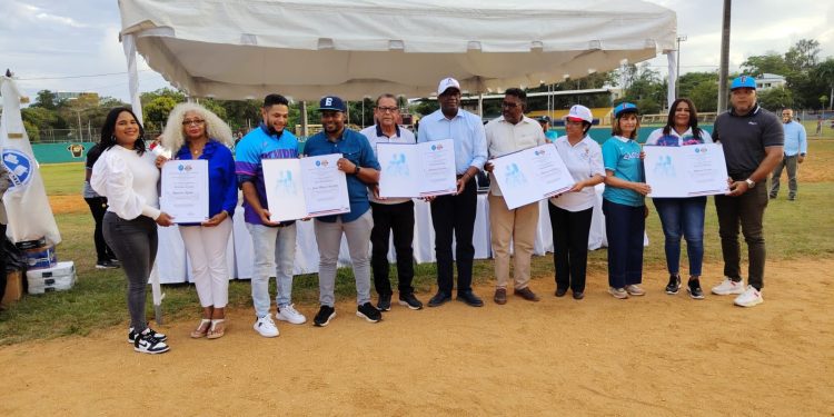 Liga de Softbol ASODEMU inaugura su 33° Torneo dedicado a destacadas personalidades