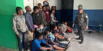 Detienen a 18 nacionales haitianos y a un dominicano durante operativo policial en Imbert